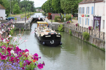Le canal du Loing et son écluse Mairie de Cepoy